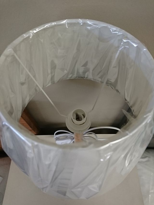 Lámpara de mesa madera y pantalla blanca