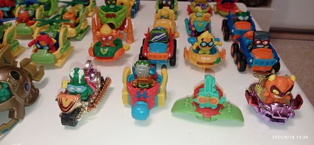 Vehículos de los super zings + muñeco