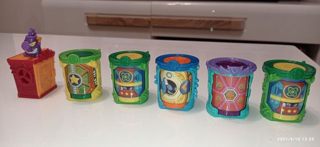 Vehículos de los super zings + muñeco