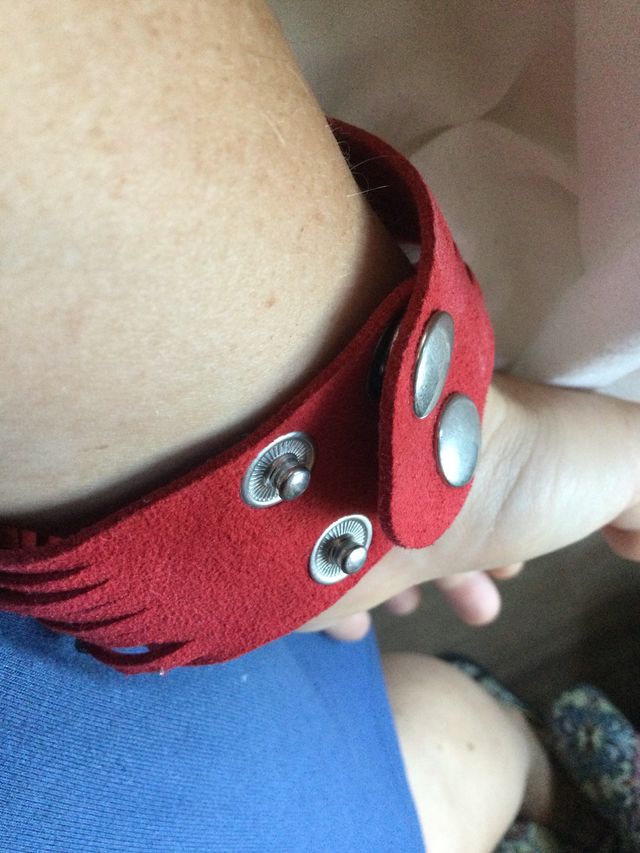 Pulsera roja con brillos