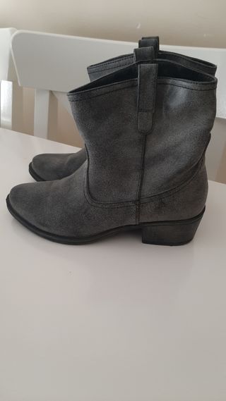 Botas grises Marypaz. Talla 35. Puestas una vez. de segunda mano por 17 EUR  en San Sebastián de Los Reyes en WALLAPOP