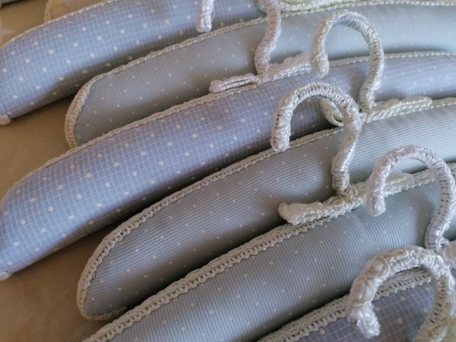 18 perchas forradas  de bebé/ niño pequeño.