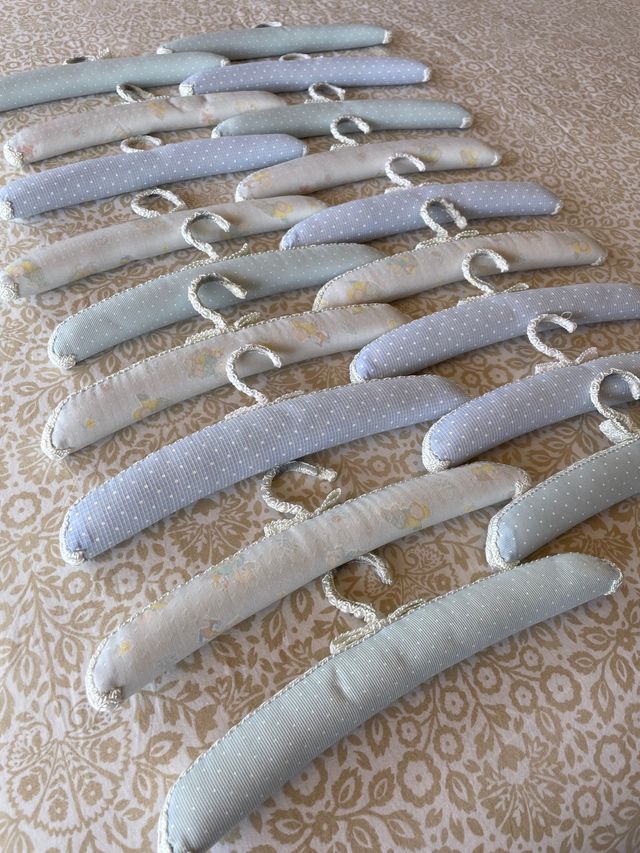 18 perchas forradas  de bebé/ niño pequeño.