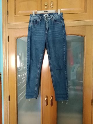 Pantalón vaquero mujer Pull\u0026amp;bear de segunda mano por 8 EUR en Alicante  en WALLAPOP