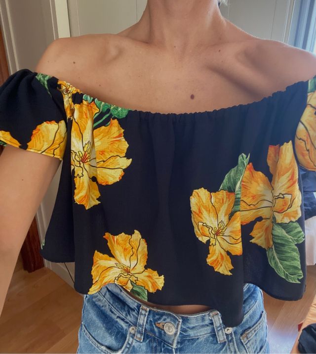 Camiseta de hombros descubiertos de Zara