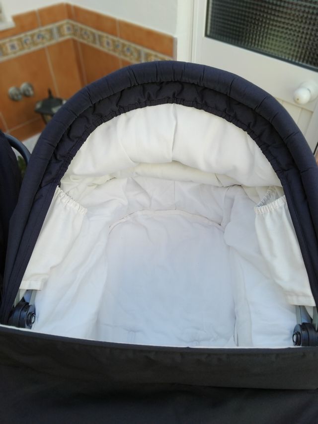 Carro Bebecar azul marino.