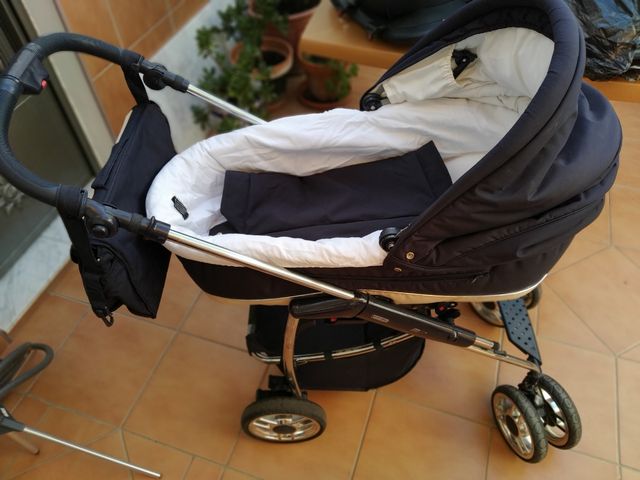 Carro Bebecar azul marino.