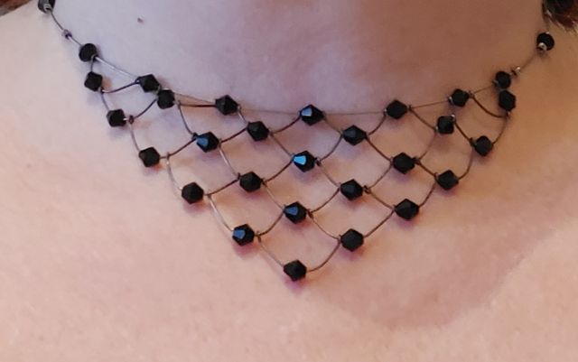 Gargantilla negra cortita.