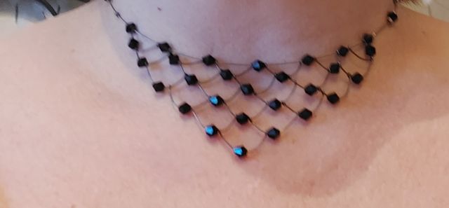 Gargantilla negra cortita.