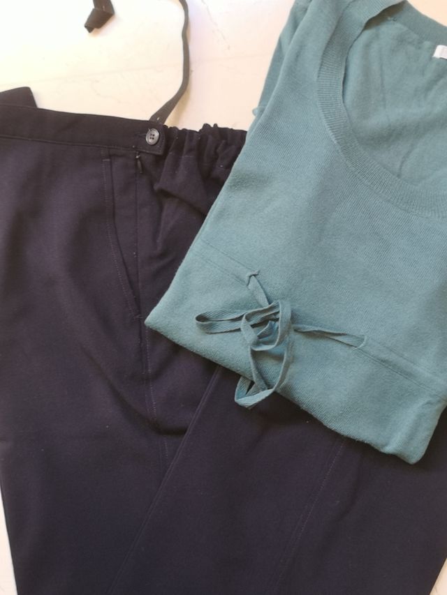 Embarazada. Jersey fino y pantalón de vestir.