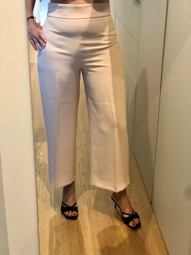 Pantalón beige. Talla M