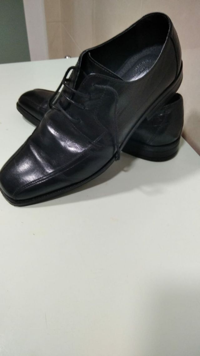 Zapatos negros piel talla 40.