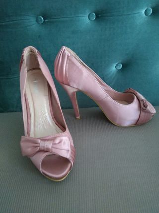 Zapatos de raso de segunda mano por 9 EUR en Madrid en WALLAPOP