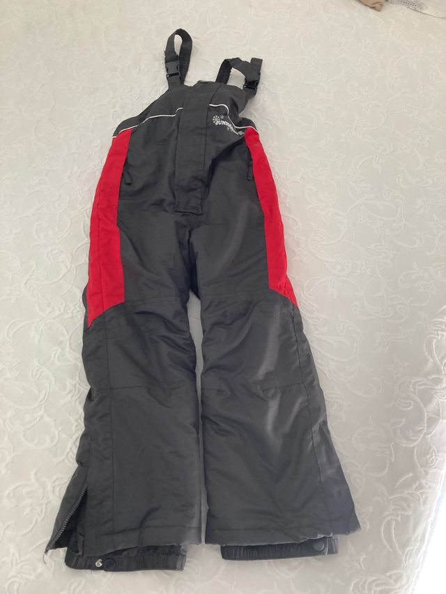 Pantalón de niño con tirantes de sky