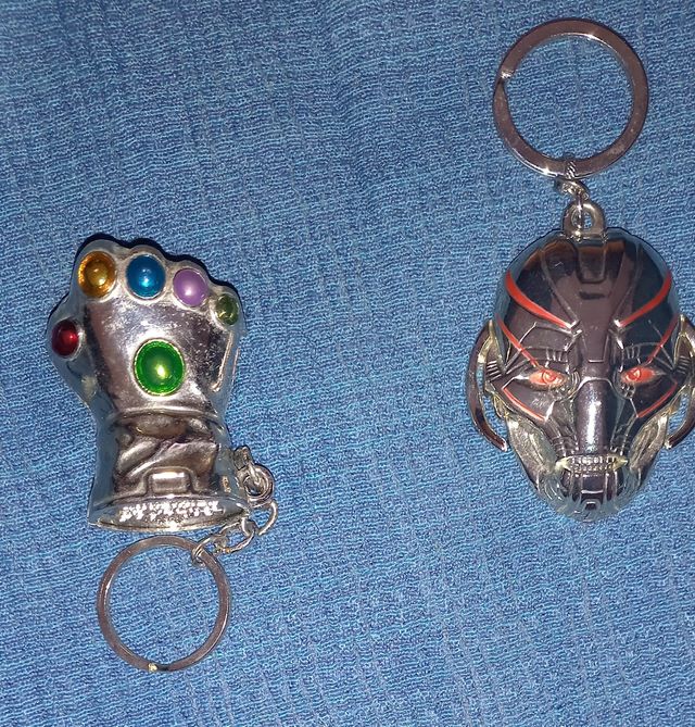 Lote de CUATRO LLAVEROS METAL MARVEL