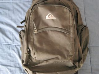 Mochila Quicksilver Negra de segunda mano por 25 EUR en Madrid en WALLAPOP