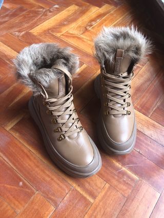 Botas UTERQUE de piel impermeable de segunda mano por 98 EUR en Sarria en  WALLAPOP