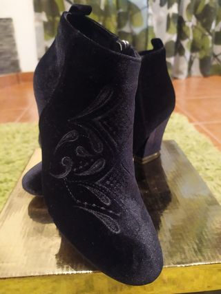 Botines terciopelo negro Maria Mare mujer.Talla 38 de segunda mano por 10  EUR en Santander en WALLAPOP