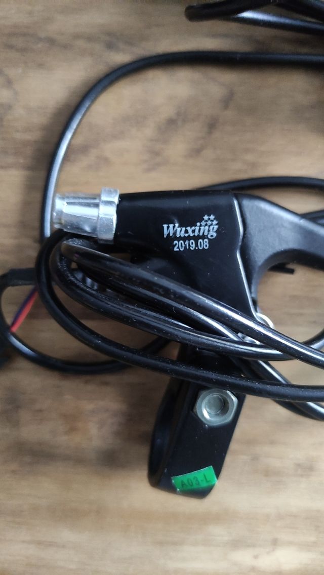 Frenos doble de patinete, mecánico y eléctrico.