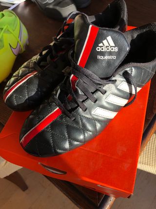 Botas fútbol 38 2\\/3 Adidas tacos de segunda mano por 10 EUR en Oviedo en  WALLAPOP