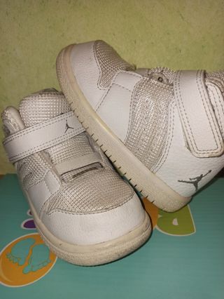 Zapatillas nike Jordan talla 22 de segunda mano por 10 EUR en Alcorcón en  WALLAPOP