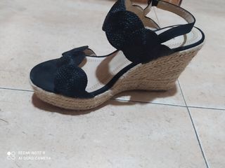 Sandalias de vestir con cuña de segunda mano por 10 EUR en Las Torres de  Cotillas en WALLAPOP