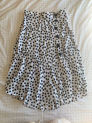 Falda midi lunares blanca y negra Zara de segunda mano por 12 EUR en Madrid  en WALLAPOP