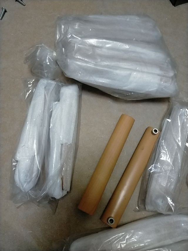 tiradores de madera y metal.