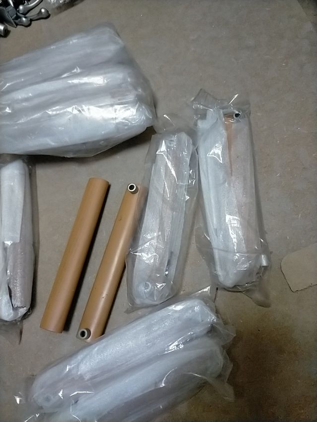 tiradores de madera y metal.