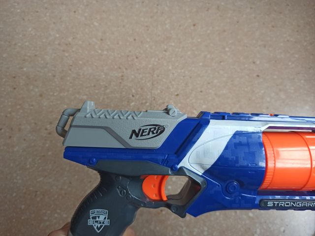 Pistola Nerf.
