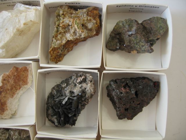 Coleccion de 9 minerales grandes en cajas 5x5