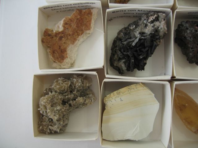 Coleccion de 9 minerales grandes en cajas 5x5