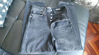 Vaquero negro hombre ZARA de segunda mano por 3 EUR en Camiño de Penamoa en  WALLAPOP