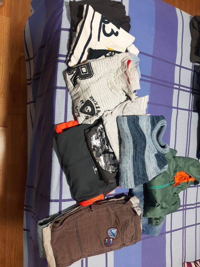 Lote de ropa de niño.