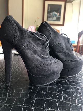 Botin tobillero negro con cordones de segunda mano por 10 EUR en Madrid en  WALLAPOP