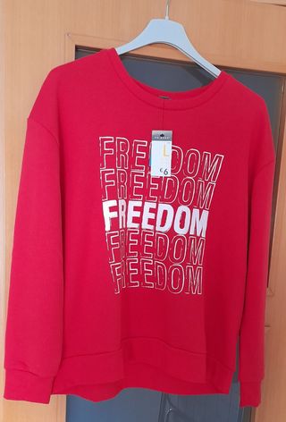 Sudadera roja primark nueva con etiqueta de segunda mano por 3 EUR en  Alquería de la Condesa en WALLAPOP