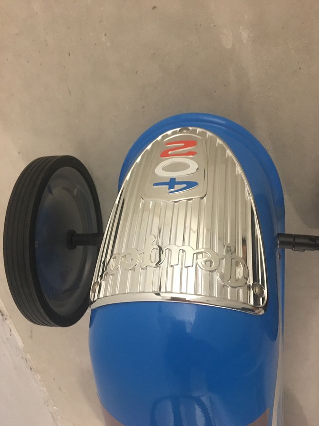 Coche Peugeot edición limitada. Correpasillos