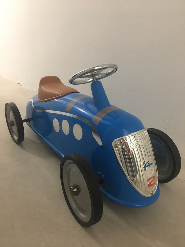 Coche Peugeot edición limitada. Correpasillos