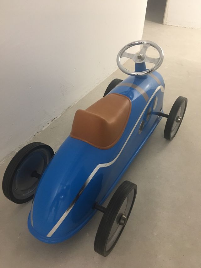 Coche Peugeot edición limitada. Correpasillos