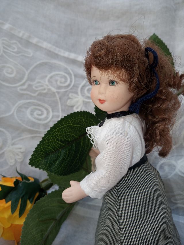 Muñeca de Porcelana INSTITUTRIZ.