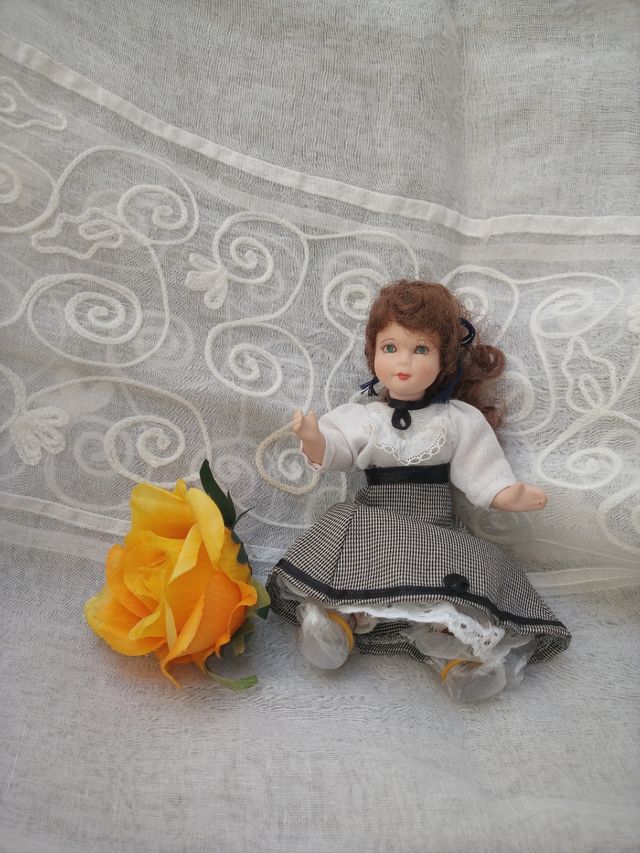 Muñeca de Porcelana INSTITUTRIZ.