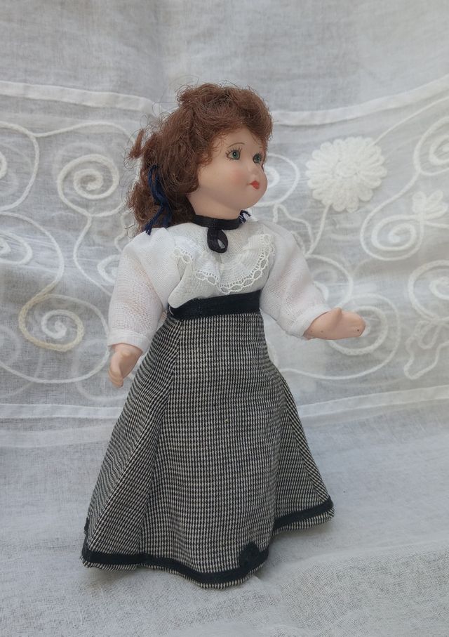 Muñeca de Porcelana INSTITUTRIZ.