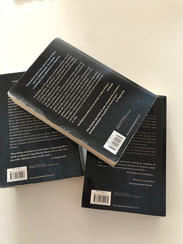 3 libros cincuenta sobras Grey.