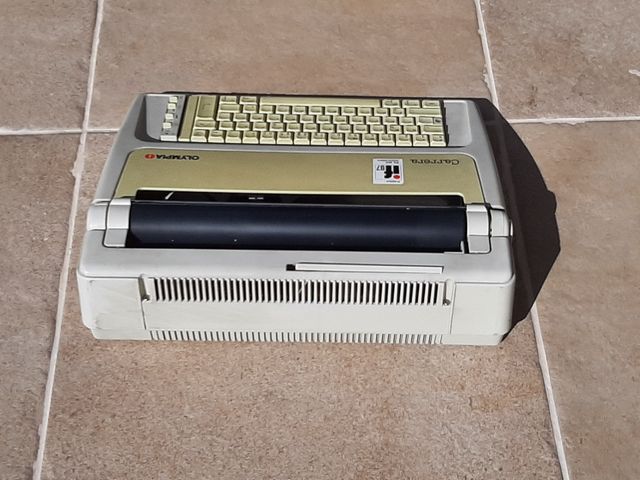 MAQUINA DE ESCRIBIR AEG OLYMPIA CARRERA