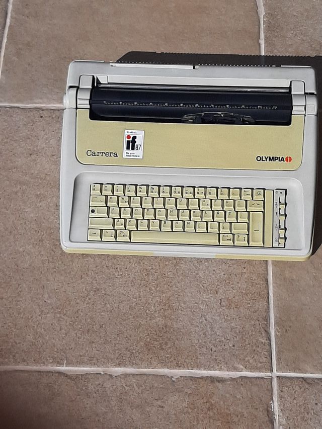 MAQUINA DE ESCRIBIR AEG OLYMPIA CARRERA