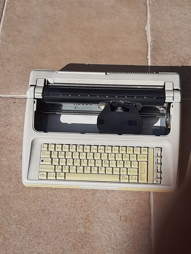 MAQUINA DE ESCRIBIR AEG OLYMPIA CARRERA