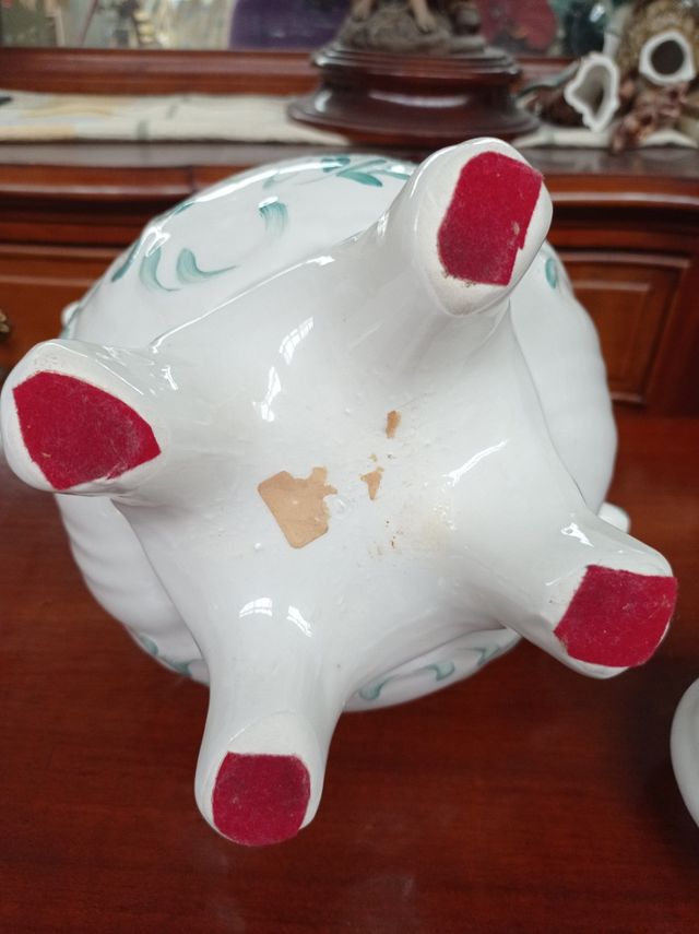 ANTIGUA TETERA EN PORCELANA.