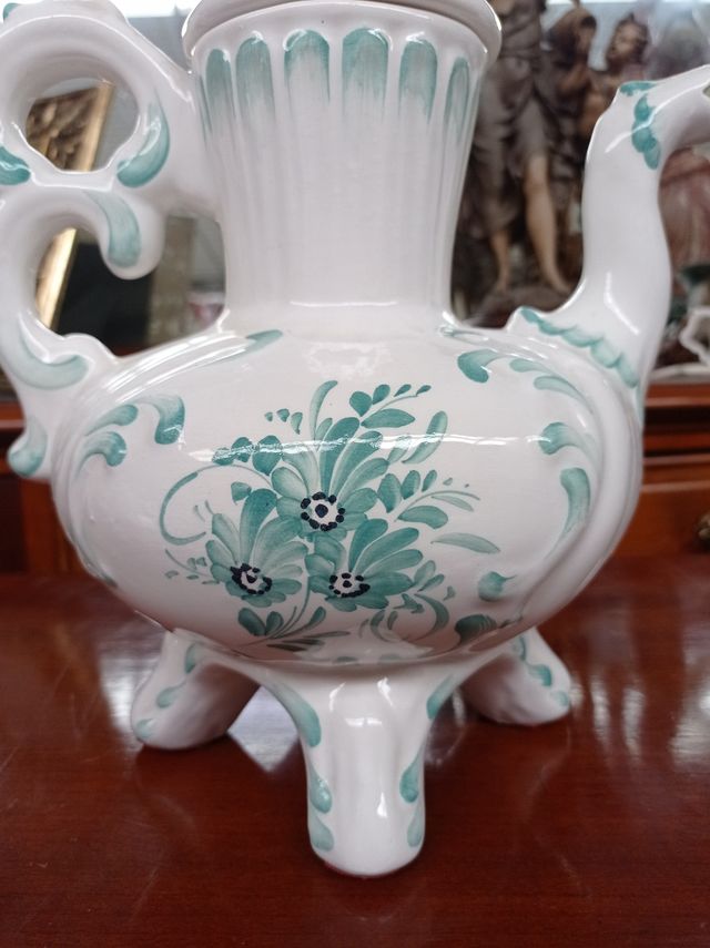 ANTIGUA TETERA EN PORCELANA.