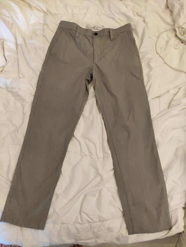 Pantalón chino gris de rayas.