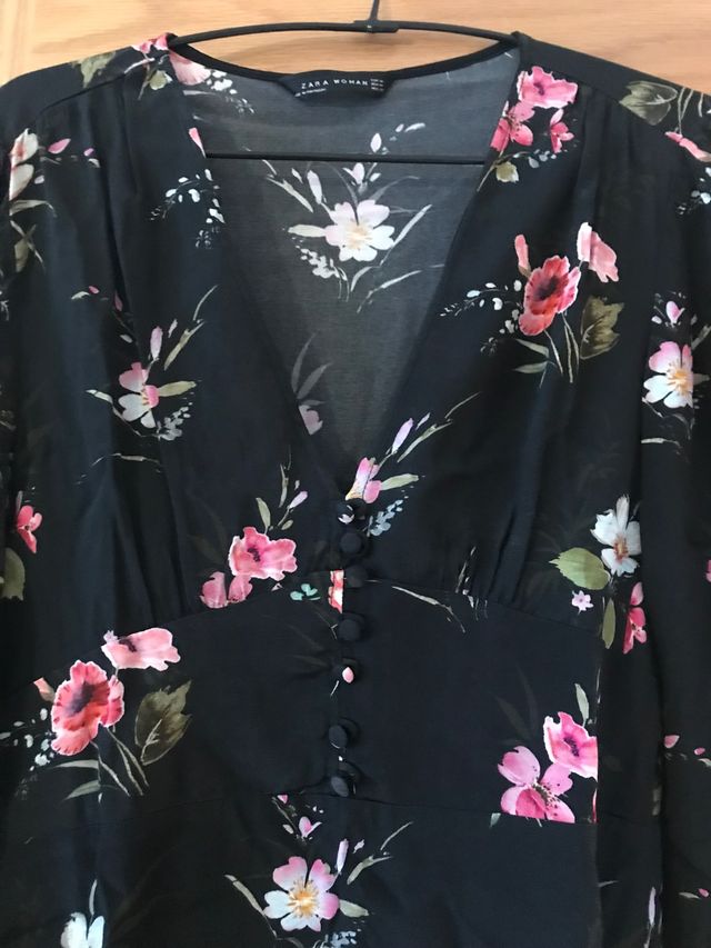 Vestido negro flores Zara